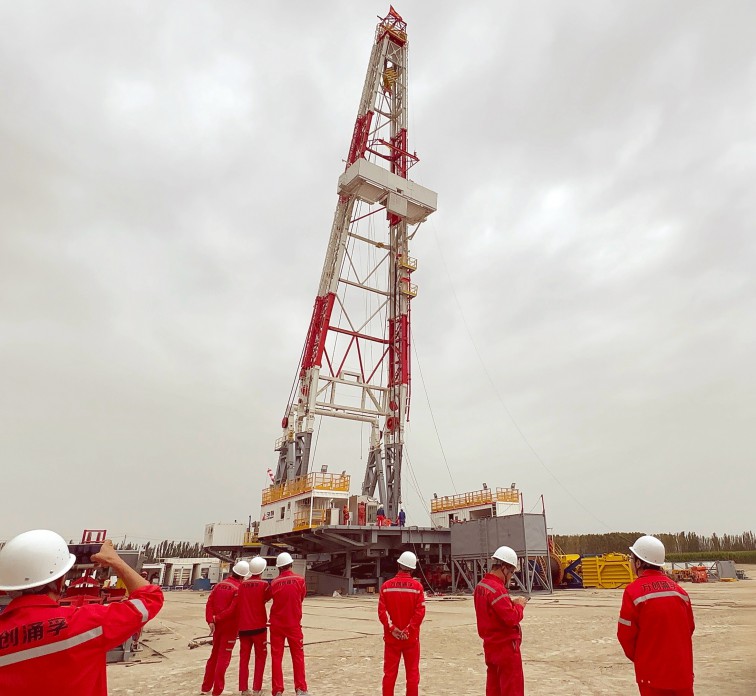 业务聚焦 | 麦盖提莎车2区块首口探井井架巍然立起，钻探新征程正式开启！